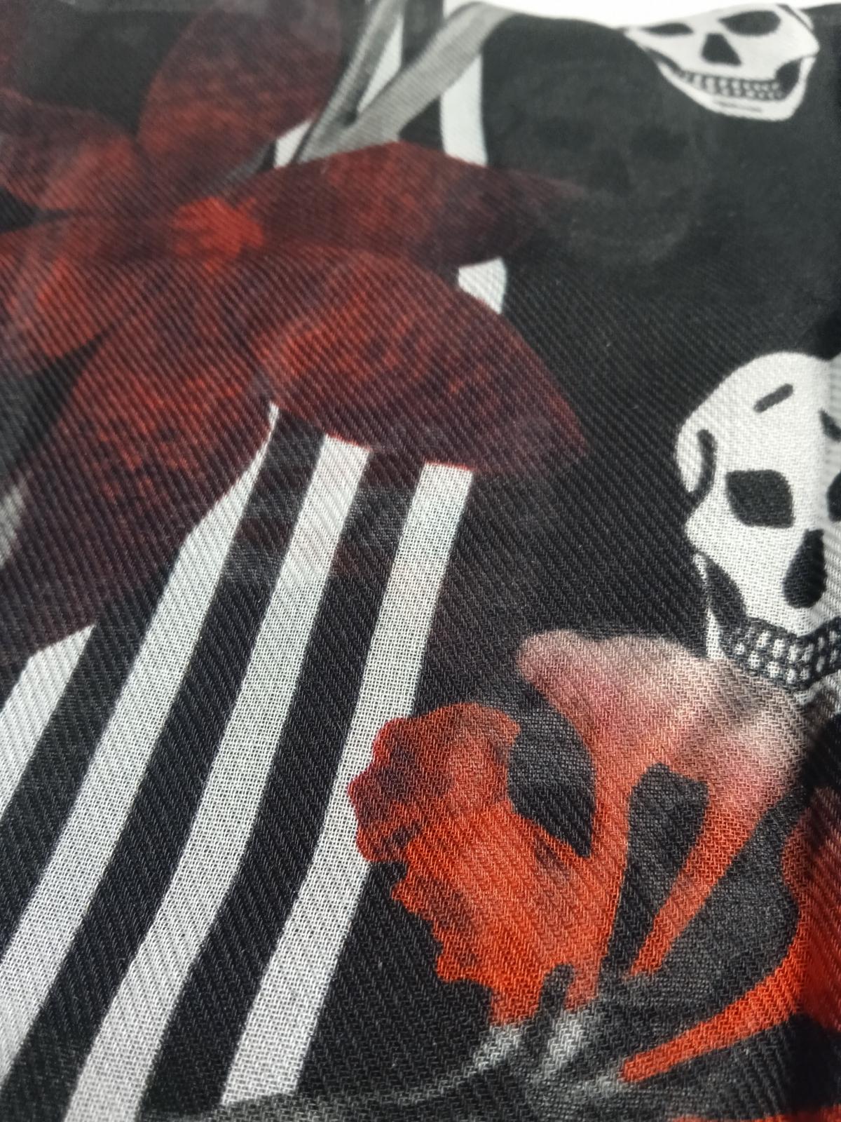 ALEXADNER MCQUEEN Ladies Black Biker Night Flower Scared Size 120x140cm NEW