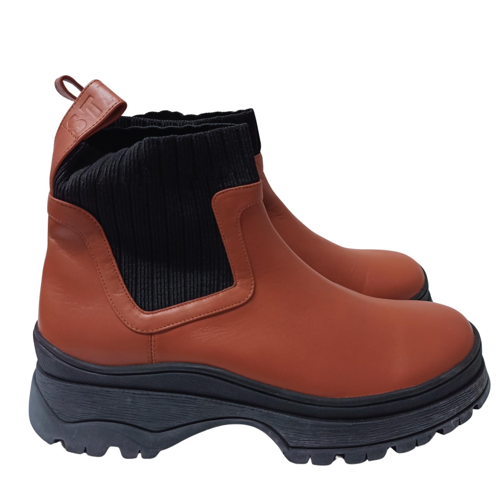 Flat round toe outlet boots