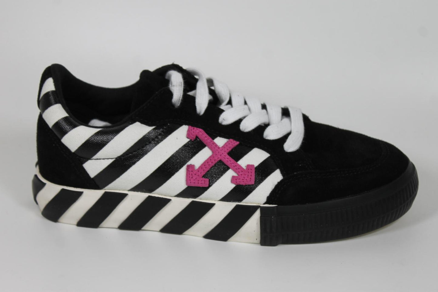 OFF-WHITE Ladies Black/White Suede Arrow Low Vulcanized Trainers EU37 UK4 NEW